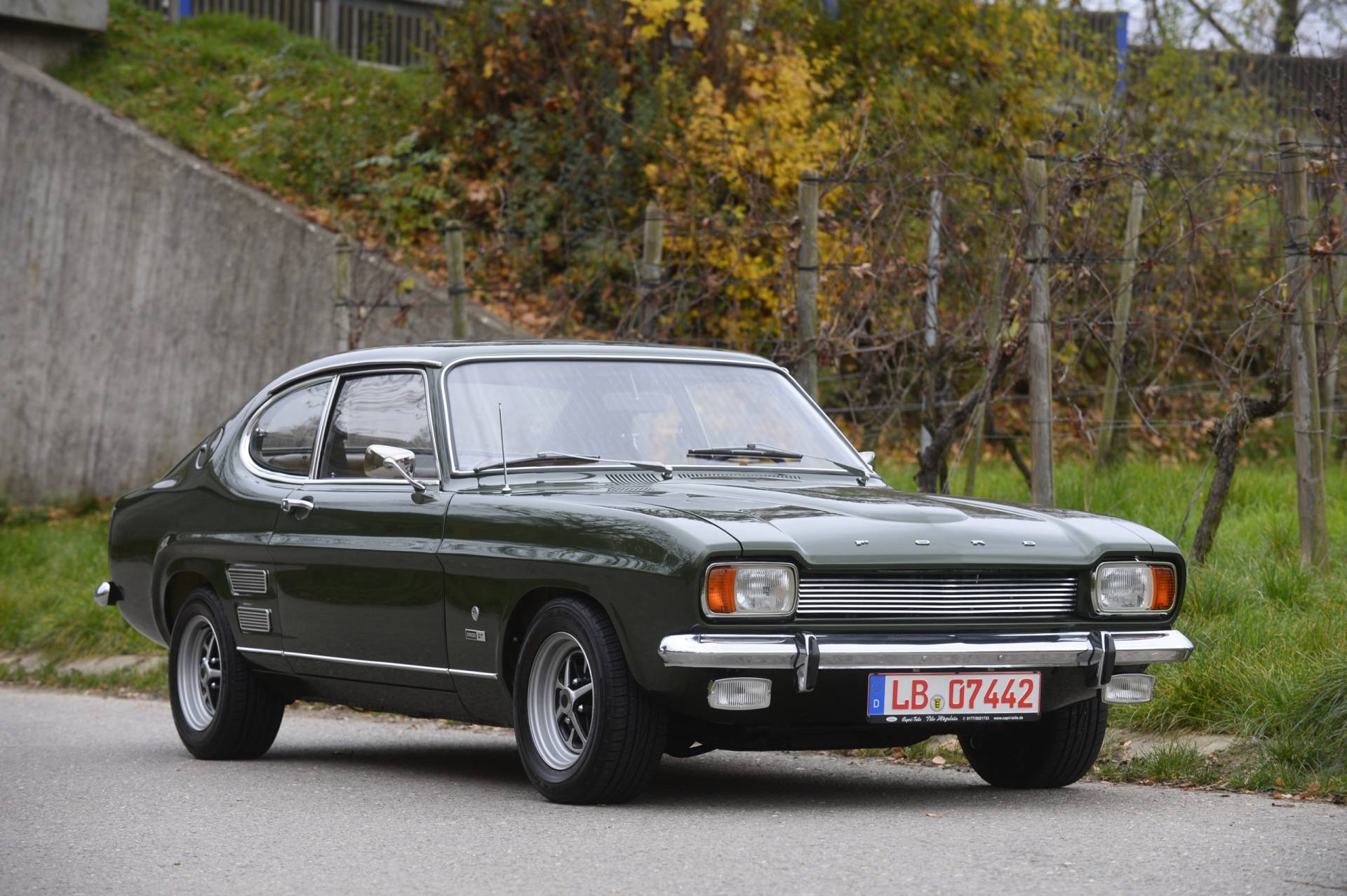 Ein grüner Ford Capri im besten Zustand